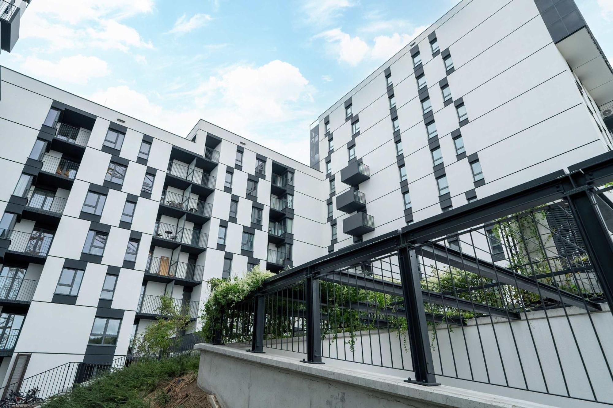 Nowoczesny Dla 2 Doroslych I 2 Dzieci Parking By Renters