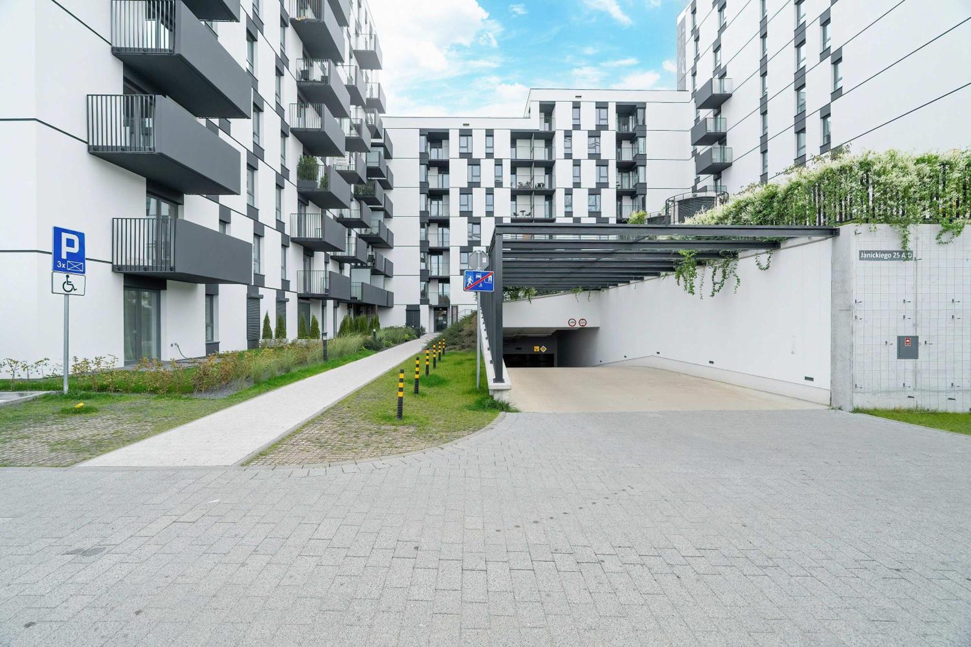 Nowoczesny Dla 2 Doroslych I 2 Dzieci Parking By Renters * Poznan